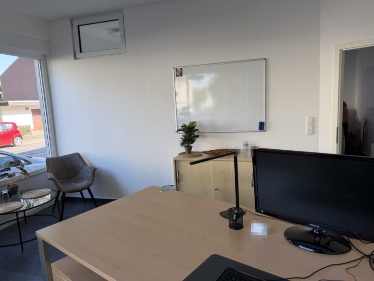 Schreibtisch mit Bildschirm und Whiteboard