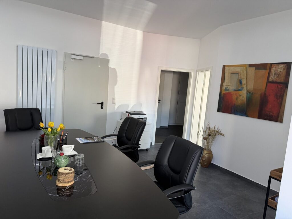 Konferenztisch im Besprechungsraum in Duisburg