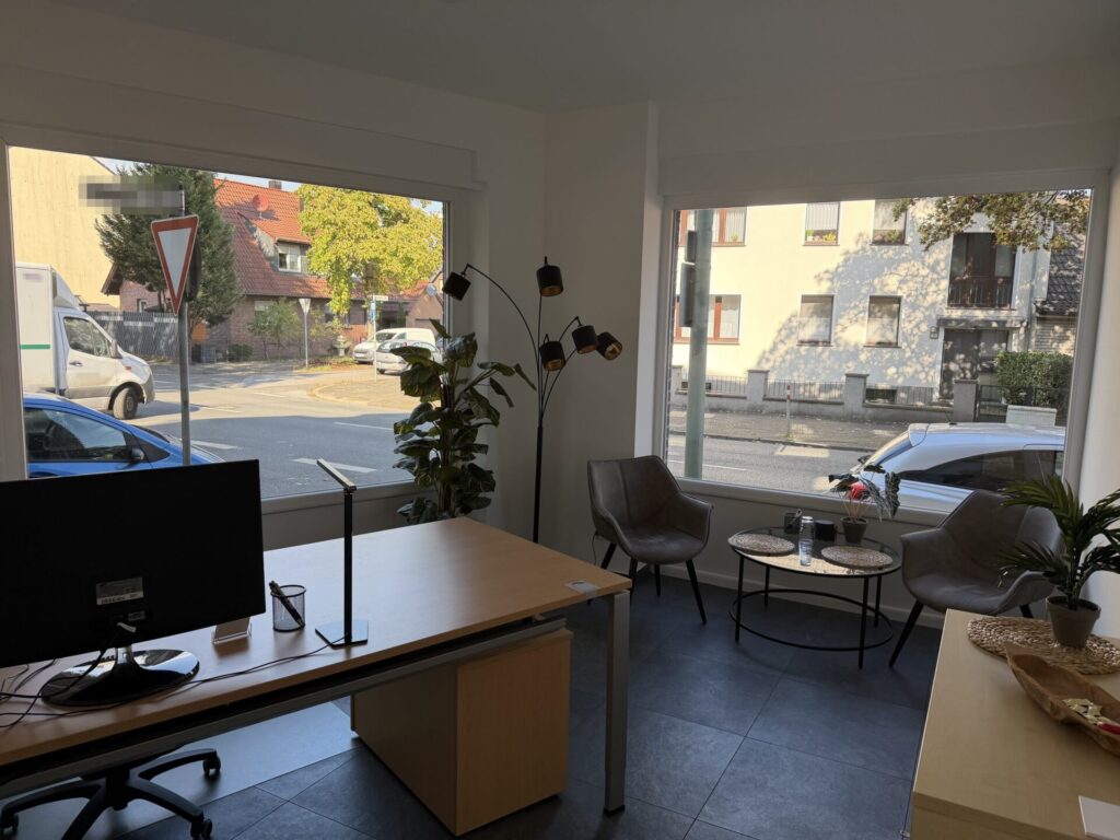 Tagesbüro im Shared Office in Duisburg mit großen Fenstern