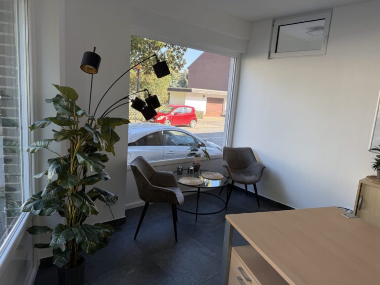 Sitzecke am Fenster im Tagesbüro